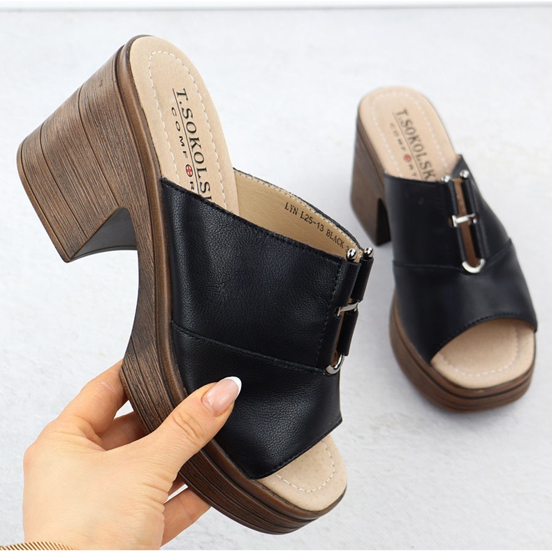 Les tongs en cuir féminin sur le post Black T.Sokolski L25-13 le noir 1