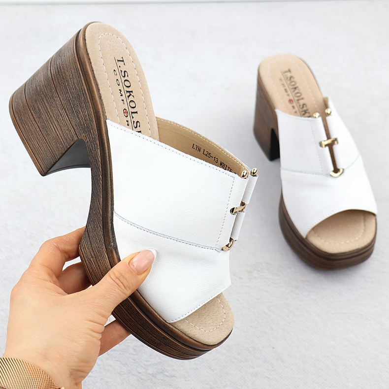 Les tongs en cuir des femmes sur le poste blanc T.Sokolski L25-13 blanche 1