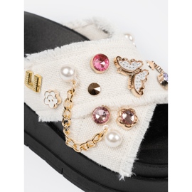 Seastar Les tongs blancs sur une plate-forme noire avec des épingles 1