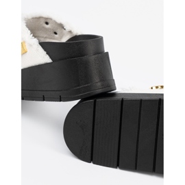 Seastar Les tongs blancs sur une plate-forme noire avec des épingles blanche 2 Seastar Les tongs blancs sur une plate-forme noire avec des épingles blanche 2