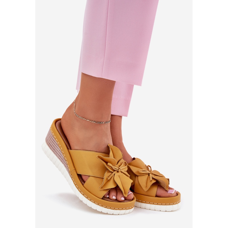 Quartiers en cuir pour femmes avec une fleur décorative artiker 52c0504 jaune 1