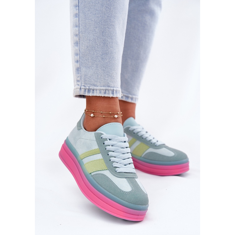 Baskets basses sur la plate-forme bleue 2