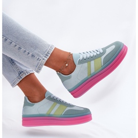 Baskets basses sur la plate-forme bleue 7