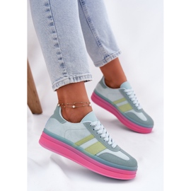 Baskets basses sur la plate-forme bleue 8