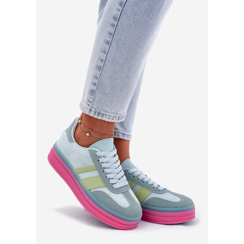 Baskets basses sur la plate-forme bleue 1