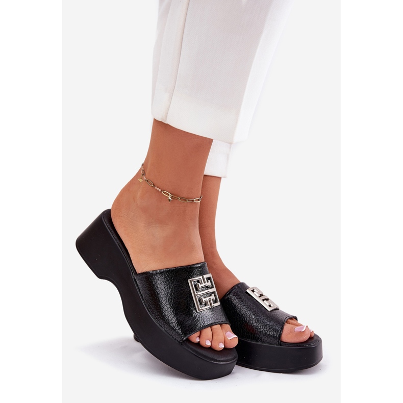 Vinceza Les tongs en cuir féminin avec décoration Vincez 79526 noir le noir 1