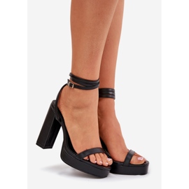 Sandales pour femmes avec une bande noire le noir 1