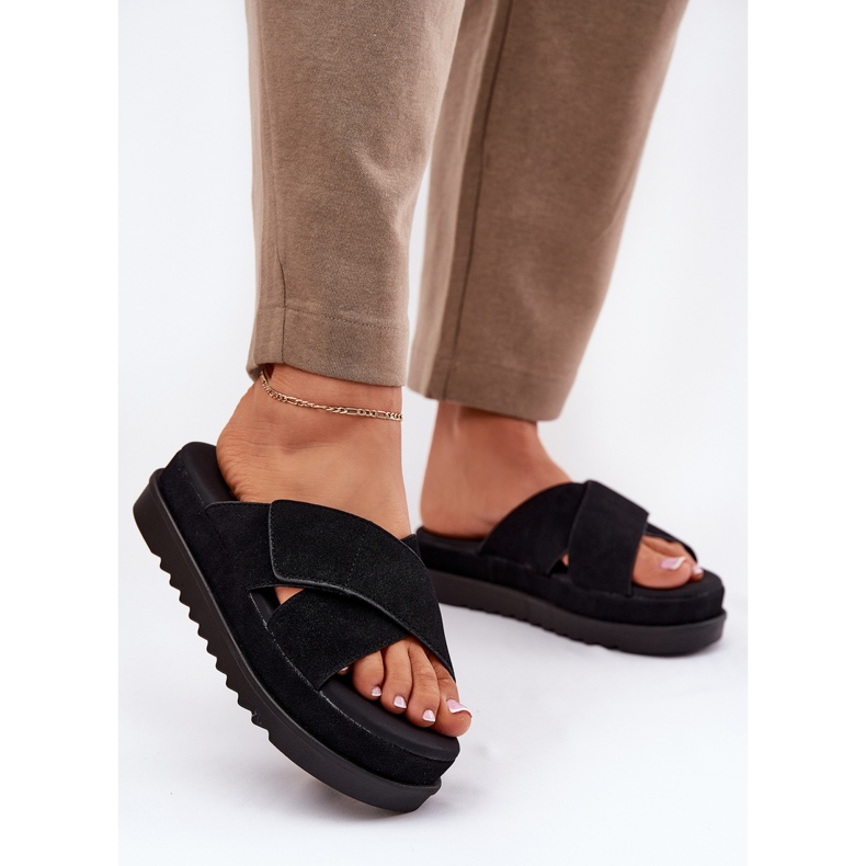 Les tongs pour femmes sur la plate-forme avec des rayures noires 2