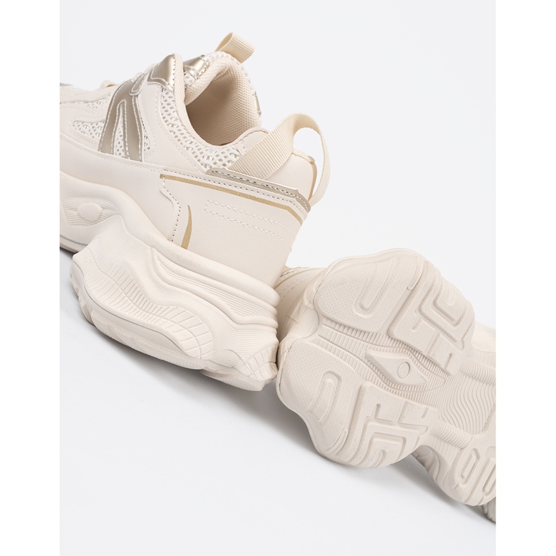 Baskets beige légères sur une semelle épaisse 2 Baskets beige légères sur une semelle épaisse 2