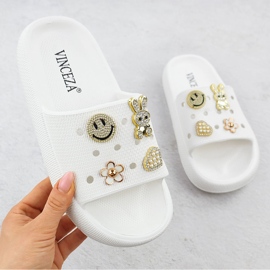 Les tongs en mousse sur la plage de la piscine sur la plate-forme blanche décorée Vinceza 76055 1