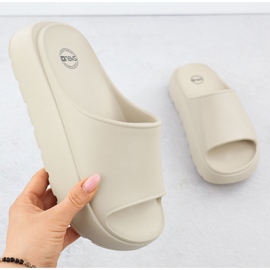Les tongs pour femmes sur une plate-forme épaisse PAPE BEIGE NEWS 7303 1