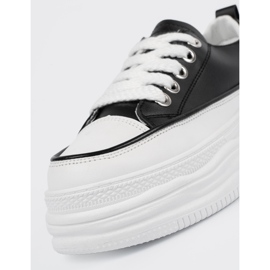 Baskets en noir et blanc sur la plate-forme le noir 1