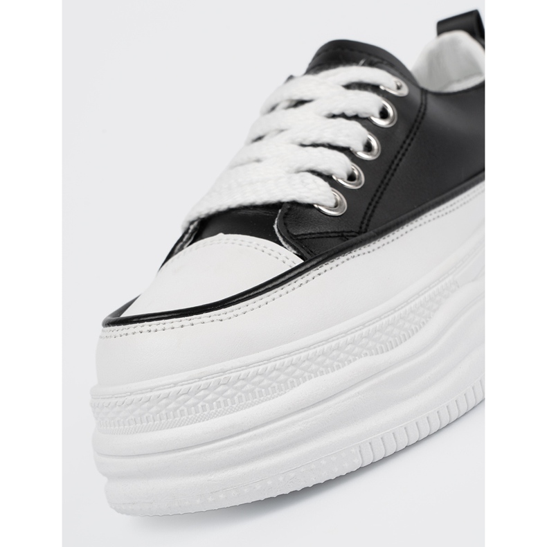 Baskets en noir et blanc sur la plate-forme 1