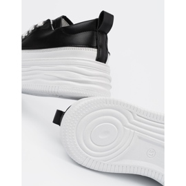 Baskets en noir et blanc sur la plate-forme le noir 2