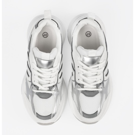 Baskets féminines blanches avec inserts en argent 3