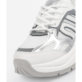 Baskets féminines blanches avec inserts en argent 5