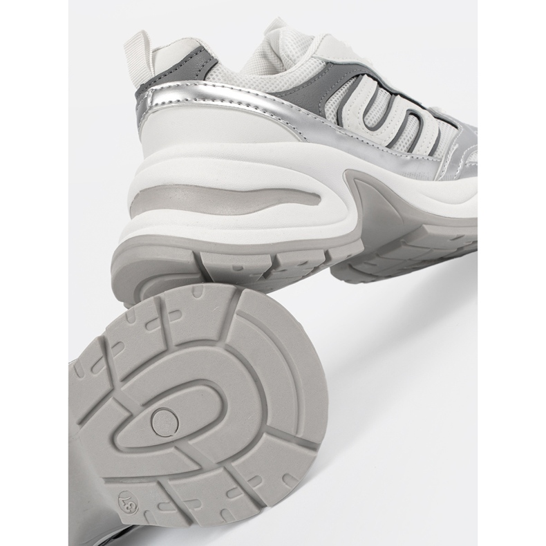 Baskets féminines blanches avec inserts en argent 1