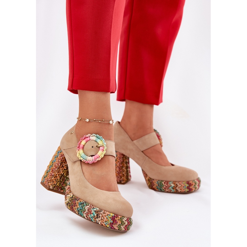 Pompes en daim avec tresse sur le post et plate-forme Maciejka 06839-04 beige 2