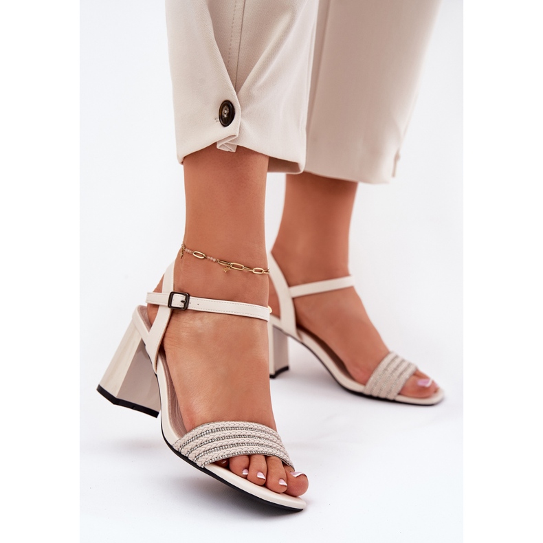 Sandales féminines sur le post avec les zircons et Vinceza 62228 Black beige 2