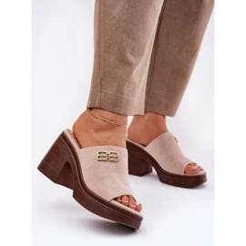 Vinceza Slippers pour femmes sur un talon massif avec un détail doré de Vincez 17400 Beige 2