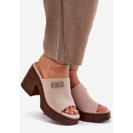 Vinceza Slippers pour femmes sur un talon massif avec un détail doré de Vincez 17400 Beige 1