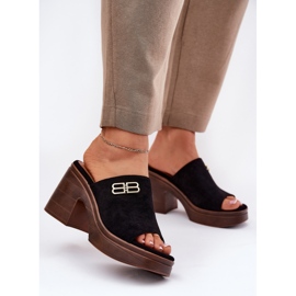 Vinceza Slippers pour femmes sur un talon massif avec un détail doré de Vincez 17400 noir 2