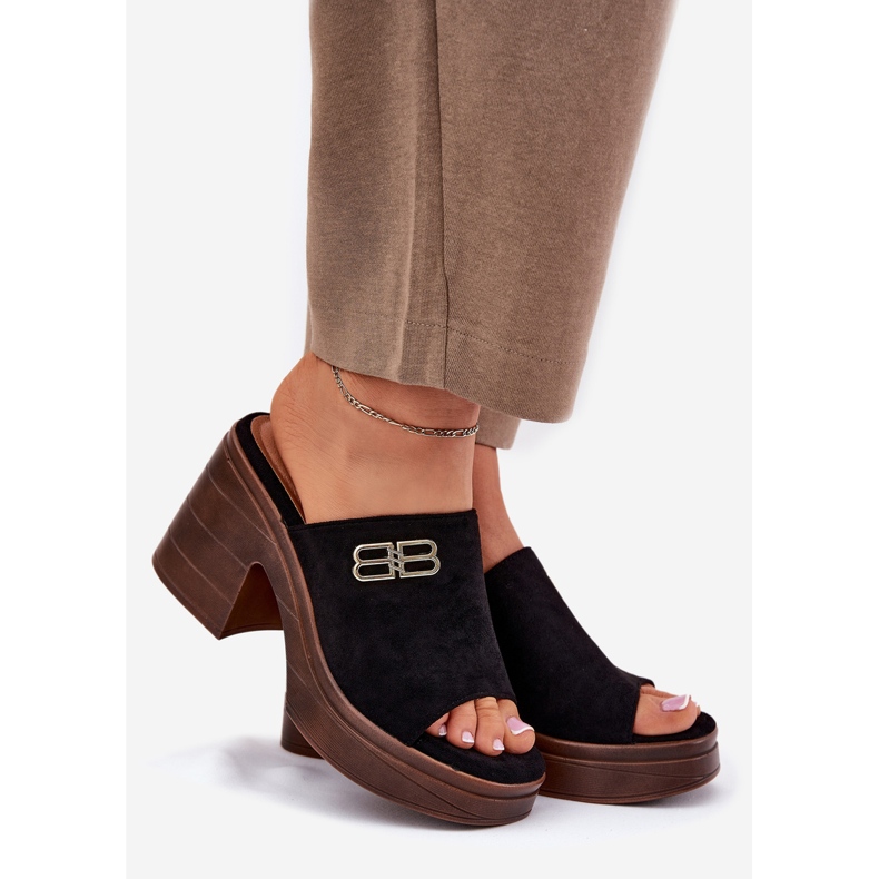 Vinceza Slippers pour femmes sur un talon massif avec un détail doré de Vincez 17400 noir le noir 1 Vinceza Slippers pour femmes sur un talon massif avec un détail doré de Vincez 17400 noir le noir 1