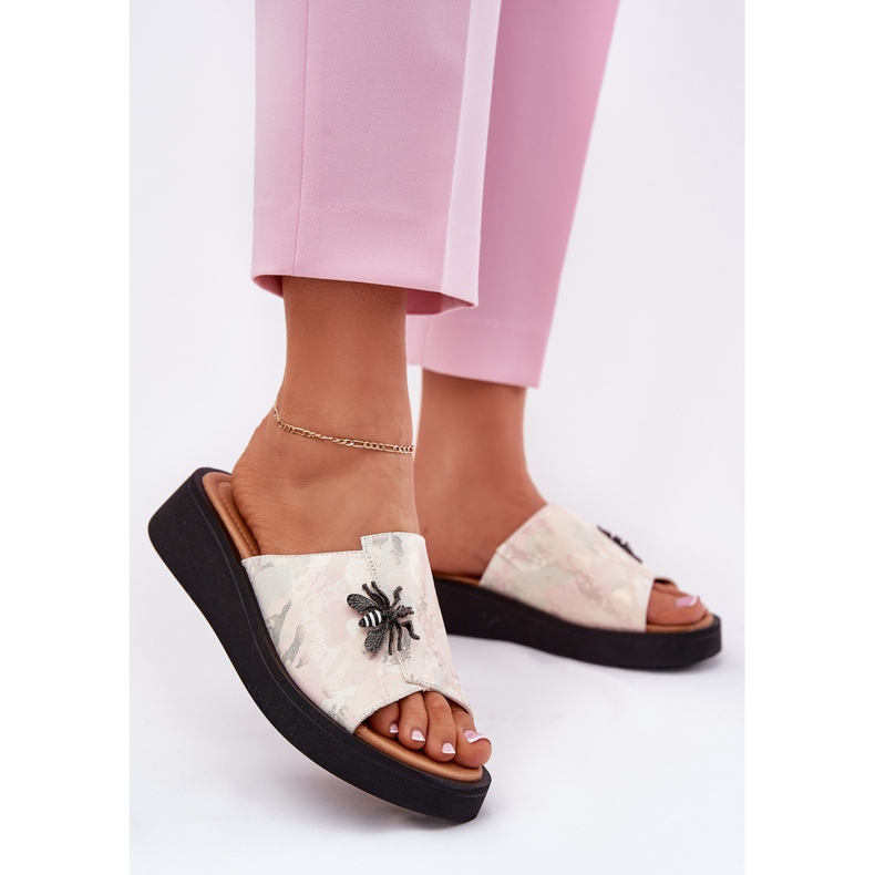 Slippers en cuir féminin avec une broche beige Vinceza 66752 2