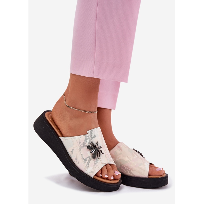 Slippers en cuir féminin avec une broche beige Vinceza 66752 1