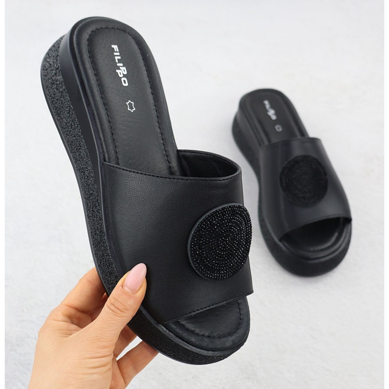 Les tongs pour femmes en cuir avec des vestes noir Filippo 6987 1