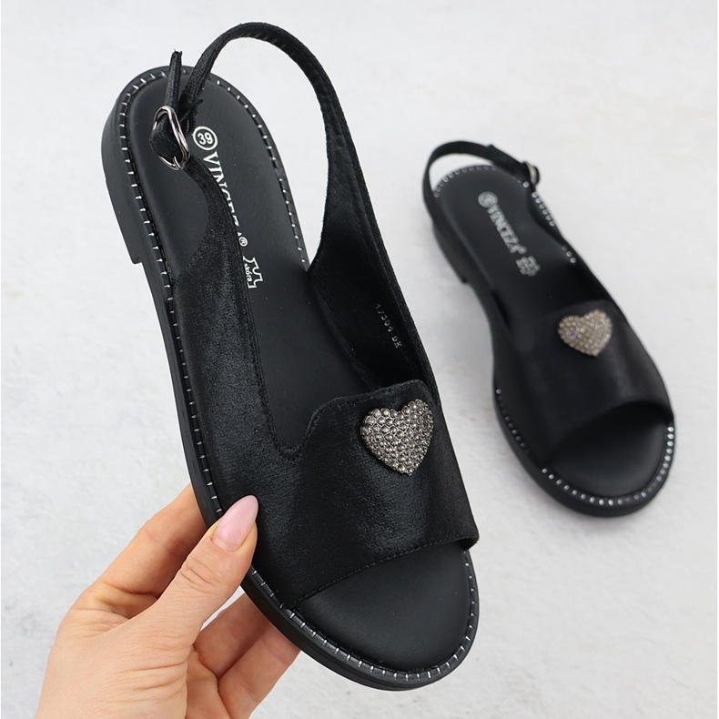 Sandales pour femmes plates avec décoration noire Vinceza 17384 le noir 1