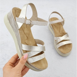 Sandales féminines sur le coin d'or Vinceza 15358 doré 1