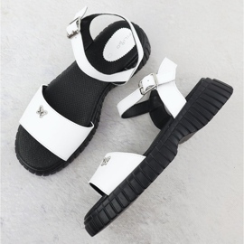 Sandales en cuir pour femmes sur une semelle épaisse avec un papillon blanc Filippo DS6811 blanche 3