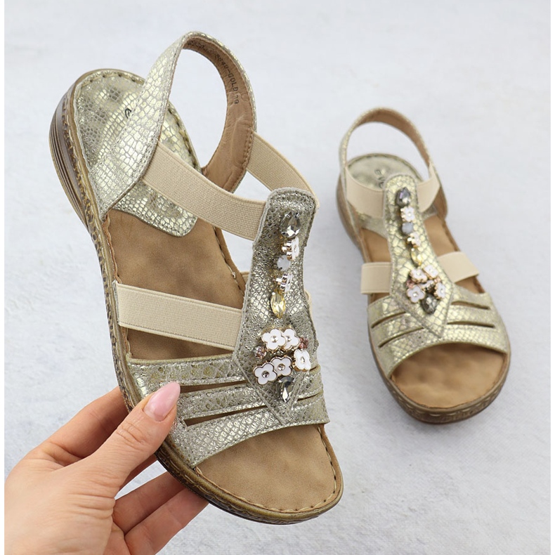 Les sandales féminines insérées sur les effacements Golden Evento 8849 doré 1