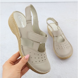 Sandales féminines confortables en cuir pleine d'Ekri Helios 150.10 beige 1