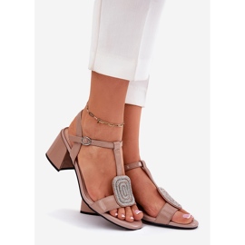 Sandales féminines vernies en cuir sur le poteau avec un beige Vinceza 91134 1