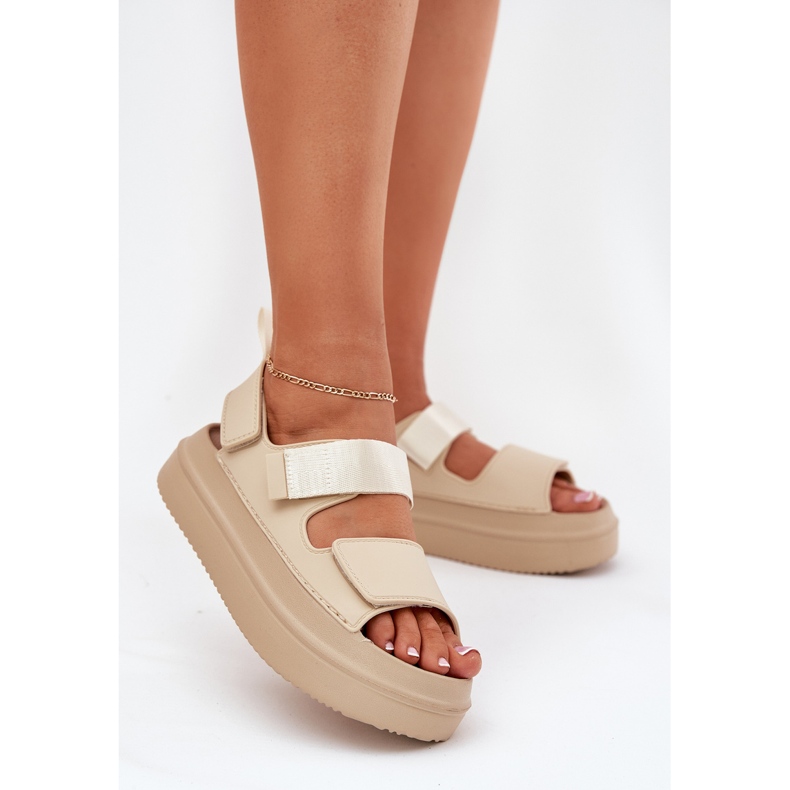 Inna Sandales féminines sur la plate-forme avec velcro beige 2 Inna Sandales féminines sur la plate-forme avec velcro beige 2