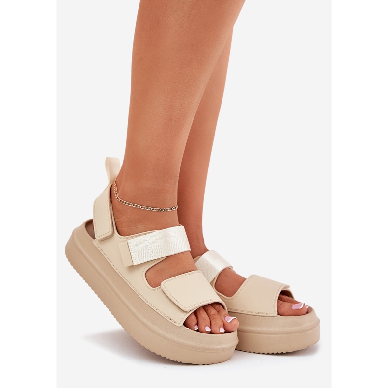 Inna Sandales féminines sur la plate-forme avec velcro beige 1 Inna Sandales féminines sur la plate-forme avec velcro beige 1