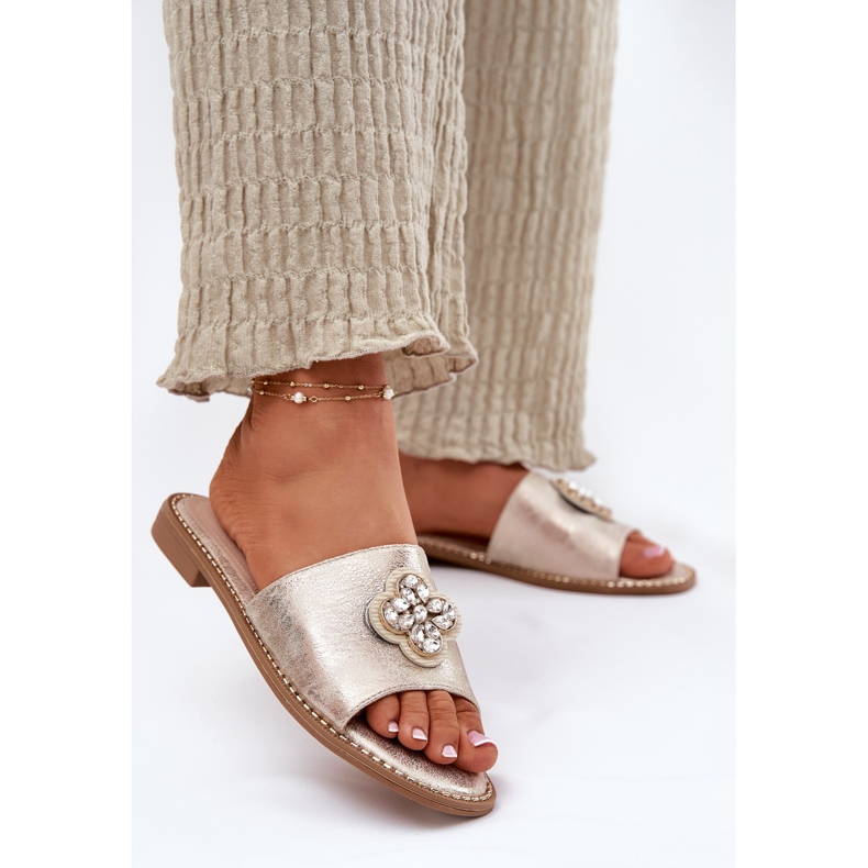 S.Barski Les tongs pour femmes à talons plats avec un détail décoratif S. Barski KV51-087 PLN d'or 2