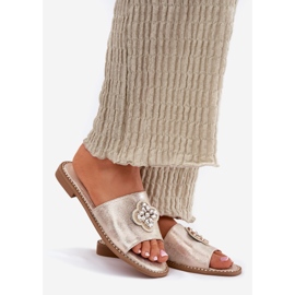 S.Barski Les tongs pour femmes à talons plats avec un détail décoratif S. Barski KV51-087 PLN d'or 1 S.Barski Les tongs pour femmes à talons plats avec un détail décoratif S. Barski KV51-087 PLN d'or 1