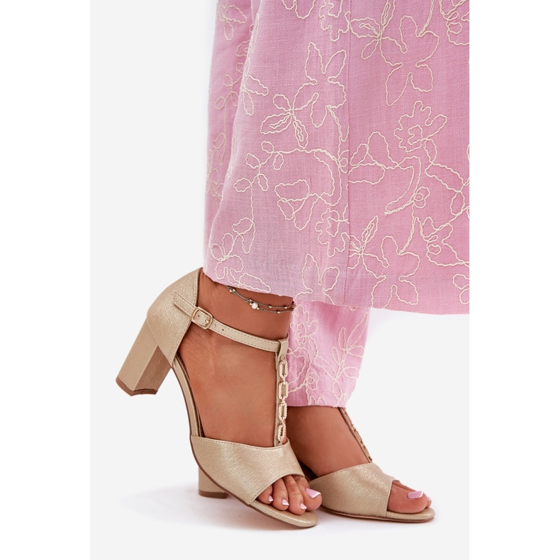 EVento Sandales féminines sur le poteau avec une ceinture en cuir écologique décorative doré 1