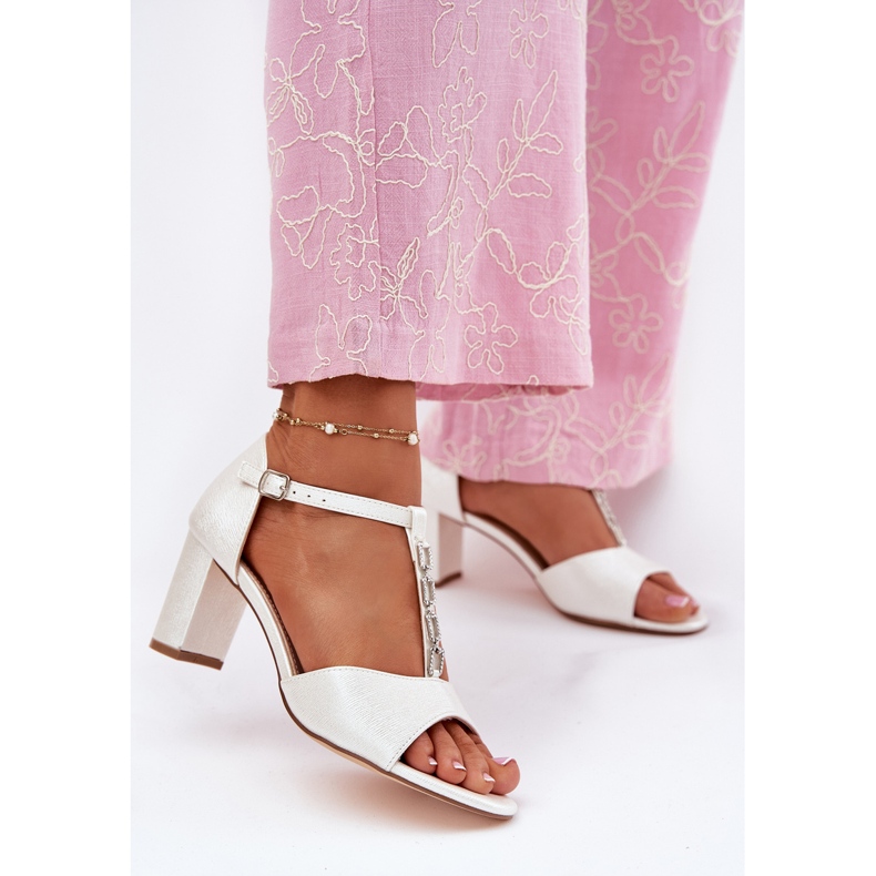 EVento Sandales féminines sur le poste avec un goût de conte en cuir écologique décoratif blanche 2 EVento Sandales féminines sur le poste avec un goût de conte en cuir écologique décoratif blanche 2