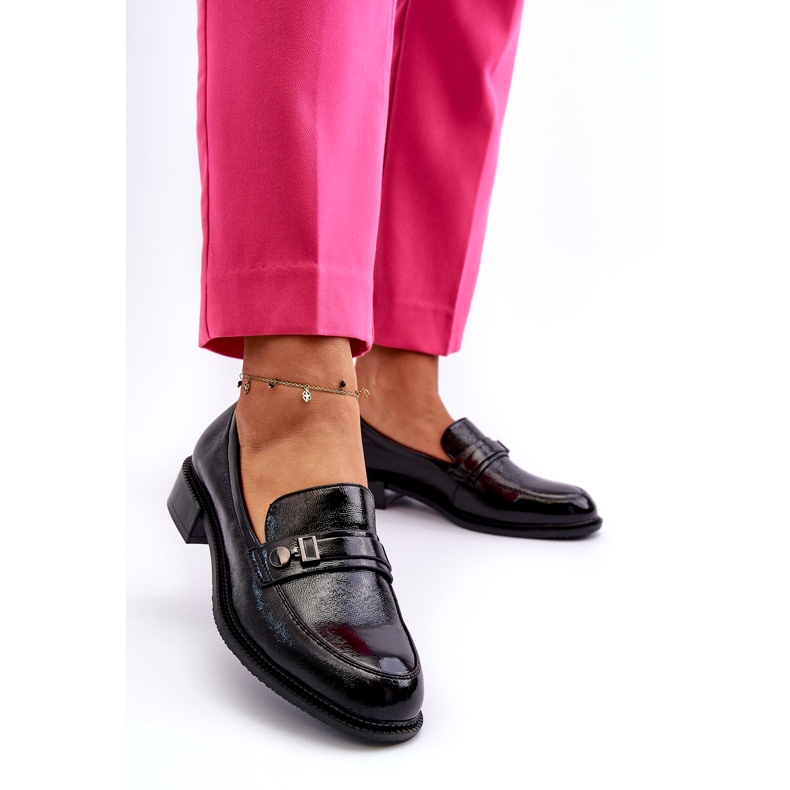 Vinceza Les mocassins noirs vernis des femmes avec un ornement le noir 1