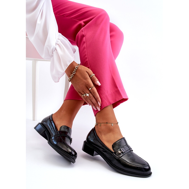 Vinceza Les mocassins noirs vernis des femmes avec un ornement 4