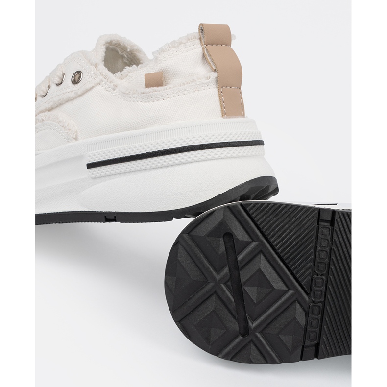 Shelvt Baskets des femmes blanches sur la plate-forme 2