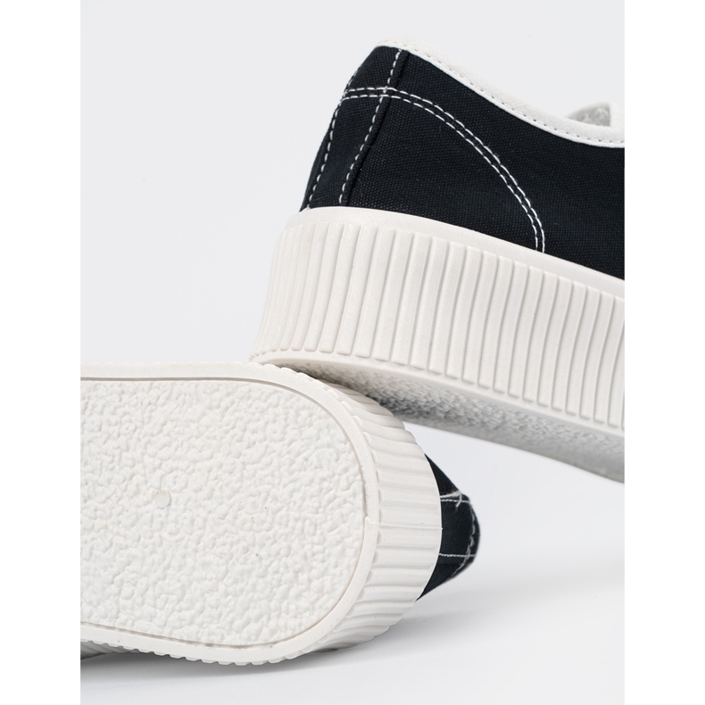 Shelvt Les baskets noires se sont lacé sur une semelle épaisse 1