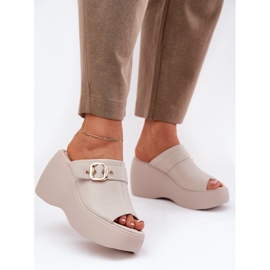 Les tongs en cuir féminin sur la plate-forme et les coins avec Buckle S.Barski LR51-542 Beige 2 Les tongs en cuir féminin sur la plate-forme et les coins avec Buckle S.Barski LR51-542 Beige 2