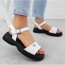 Sandales en cuir pour femmes sur une semelle épaisse avec un papillon blanc Filippo DS6811 blanche 5