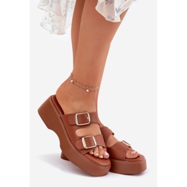 Inna Les tongs pour femmes sur le coin et la plate-forme avec des boucles de chameau brun 1 Inna Les tongs pour femmes sur le coin et la plate-forme avec des boucles de chameau brun 1