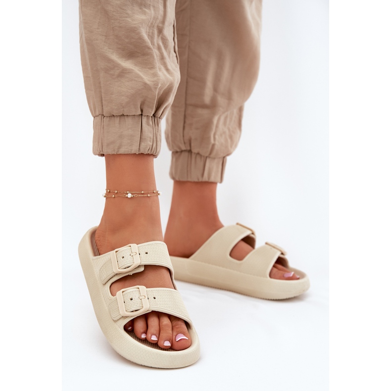 Inna Les tongs pour femmes sur la plate-forme avec des boucles beige 2
